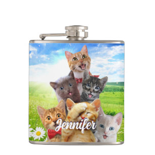 Grappige kittens in het groene veld. heupfles