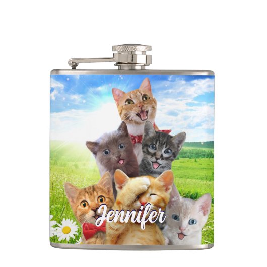 Grappige kittens in het groene veld. heupfles (Voorkant)