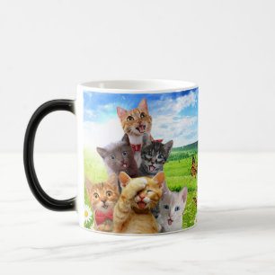 Grappige kittens in het groene veld. magische mok