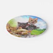 Grappige kittens in het groene veld. papieren bordje (Gekanteld)