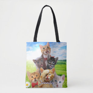 Grappige kittens in het groene veld. tote bag