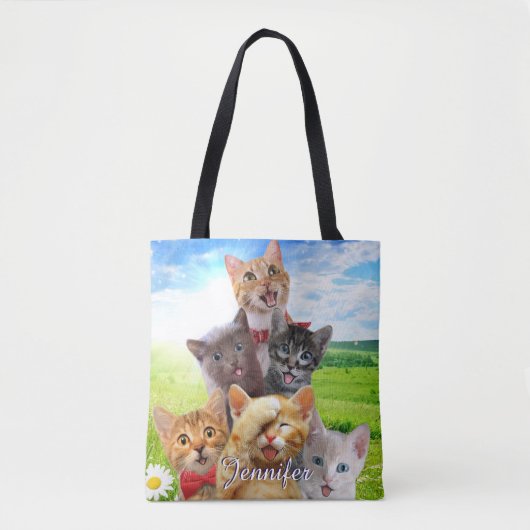 Grappige kittens in het groene veld. tote bag (Voorkant)