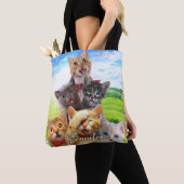 Grappige kittens in het groene veld. tote bag (Dichtbij)