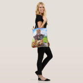 Grappige kittens in het groene veld. tote bag (Op model)