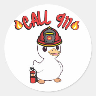 Grappige kleine eend is een brandweerman ronde sticker