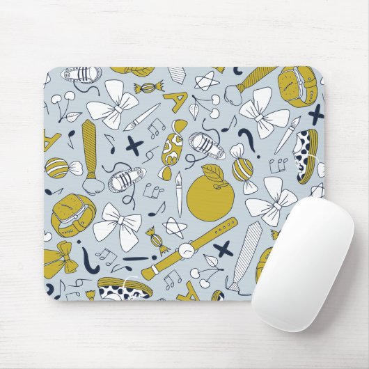 Grappige kleine school dingen verspreid over muismat (Met muis)