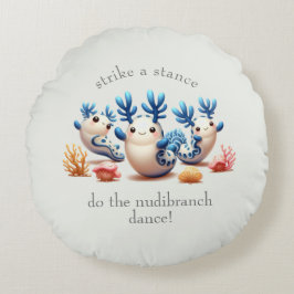 Grappige kleurrijke dansende naaktslakken en koral rond kussen