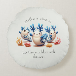 Grappige kleurrijke dansende naaktslakken en koral rond kussen