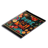 Grappige Kleurrijke Kerel Wees Aardig Gelukkig Notitieboek (Linkerzijde)