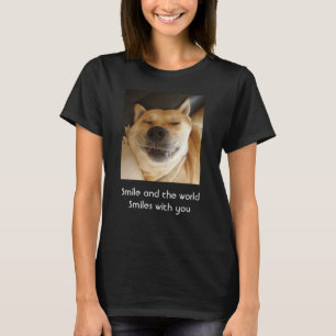 grappige knappe hond glimlacht met een verheven sl t-shirt
