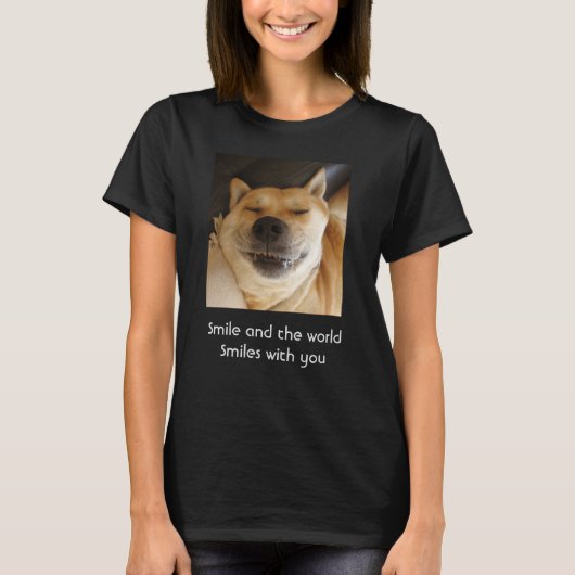 grappige knappe hond glimlacht met een verheven sl t-shirt (Voorkant)
