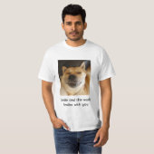 grappige knappe hond glimlacht met een verheven sl t-shirt (Voorkant volledig)