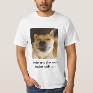 grappige knappe hond glimlacht met een verheven sl t-shirt