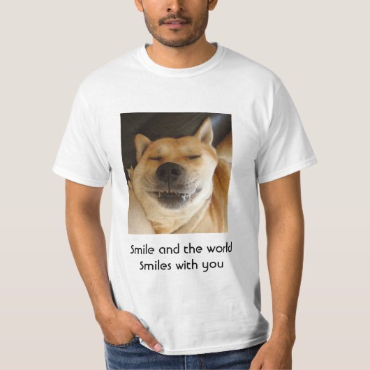 grappige knappe hond glimlacht met een verheven sl t-shirt (Voorkant)