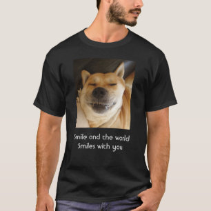 grappige knappe hond glimlacht met een verheven sl t-shirt