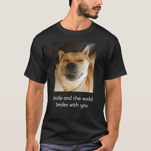 grappige knappe hond glimlacht met een verheven sl t-shirt (Voorkant)