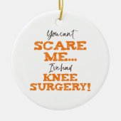 Grappige Knie Chirurgie Herstel ‘Scare’ Keramisch Ornament (Voorkant)