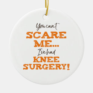 Grappige Knie Chirurgie Herstel ‘Scare’ Keramisch Ornament