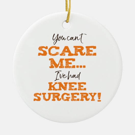 Grappige Knie Chirurgie Herstel ‘Scare’ Keramisch Ornament (Voorkant)