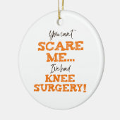 Grappige Knie Chirurgie Herstel ‘Scare’ Keramisch Ornament (Links)