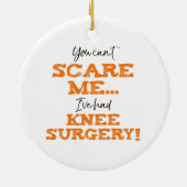 Grappige Knie Chirurgie Herstel ‘Scare’ Keramisch Ornament (Achterkant)