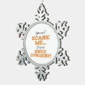 Grappige Knie Chirurgie Herstel ‘Scare’ Tin Sneeuwvlok Ornament (Rechts)
