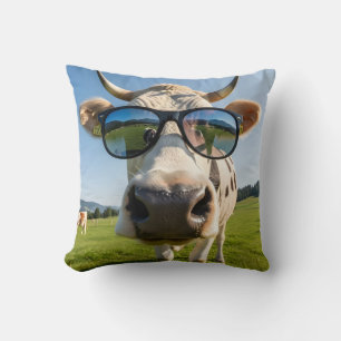 grappige koe met zonnebril in berglandschap kussen