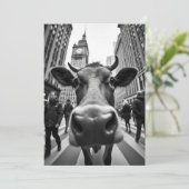 Grappige Koe Selfie op een Drukke Stadstraat Kaart (Staand voorkant)