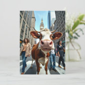Grappige Koe Selfie op een Drukke Stadstraat Kaart (Staand voorkant)