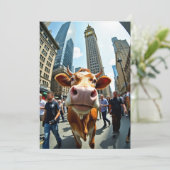 Grappige Koe Selfie op een drukke straat Kaart (Staand voorkant)