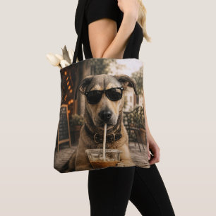 Grappige koele hond die ijskoude koffie drinkt tote bag