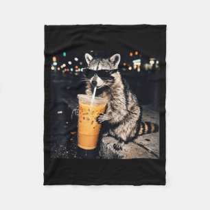 Grappige koele wasbeer die ijskoude koffie drinkt fleece deken