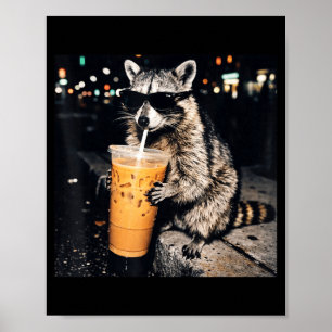 Grappige koele wasbeer die ijskoude koffie drinkt poster