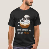 Grappige koffie en kattenliefhebbers storen me nie t-shirt (Voorkant)