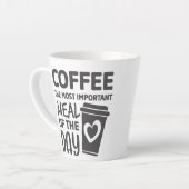 Grappige koffie is de belangrijkste maaltijd van d latte mok (Linkerhoek)