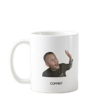 Grappige koffie meme mok – “Koffie? Komt eraan!”