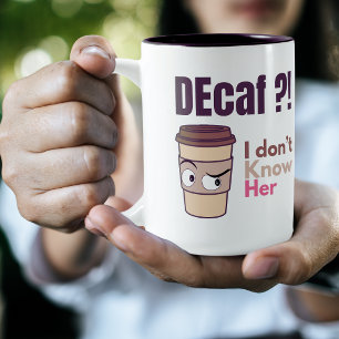 Grappige koffieliefhebber moeder decaf citaat tweekleurige koffiemok