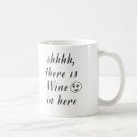Grappige koffiemok<br><div class="desc">De perfecte manier om wakker te worden en je dag te beginnen. Deze koffie-mok bevat de woorden "shhh, er zit wijn in hier". Het perfecte cadeau voor je vriend, collega, baas, bruid, bruidsmeisje, zus... .</div>