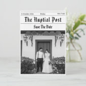 Grappige krant Bewaar de datums uitnodiging (Staand voorkant)