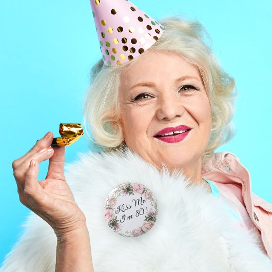 Grappige kus me ik ben 80 roze rozen bloemen ronde button 5,7 cm