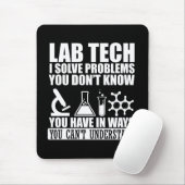 Grappige lab tech citeert humor van laboratoriumte muismat (Met muis)
