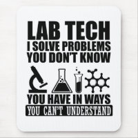 Grappige lab tech citeert humor van laboratoriumte