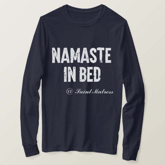 Grappige lange mouw "namaste in bed" t-shirt (Design voorkant)