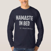 Grappige lange mouw "namaste in bed" t-shirt (Voorkant)