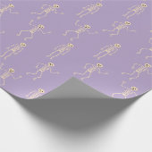 Grappige Lavendel Halloween Dansende Skeletten Cadeaupapier (Hoek)