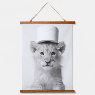 Grappige Leeuwenwelp met Toiletpapier Hoed Minimal Hangend Wandkleed