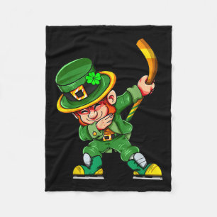 Grappige Leprechaun Speelt Hockey St Patricks Dag Fleece Deken