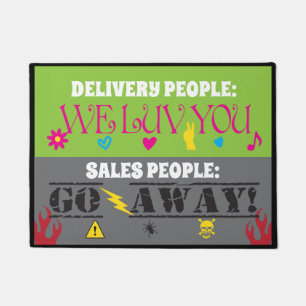 Grappige levering mensen we leven je verkoop gaan deurmat