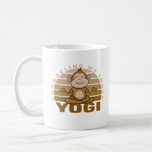 Grappige lieve aap doet yoga. grappige yogahouding koffiemok