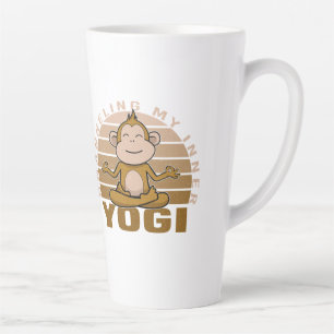 Grappige lieve aap doet yoga. grappige yogahouding latte mok